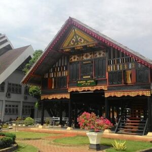 Mempelajari Budaya Lokal